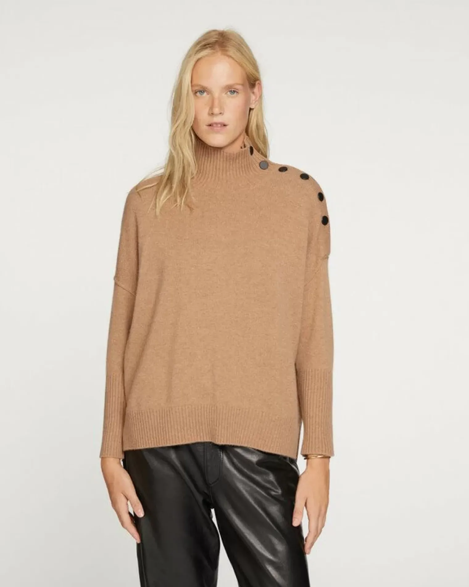 Kujten Sweaters & Sweatshirts>Cashmere Sweater With Black Buttons Camelo