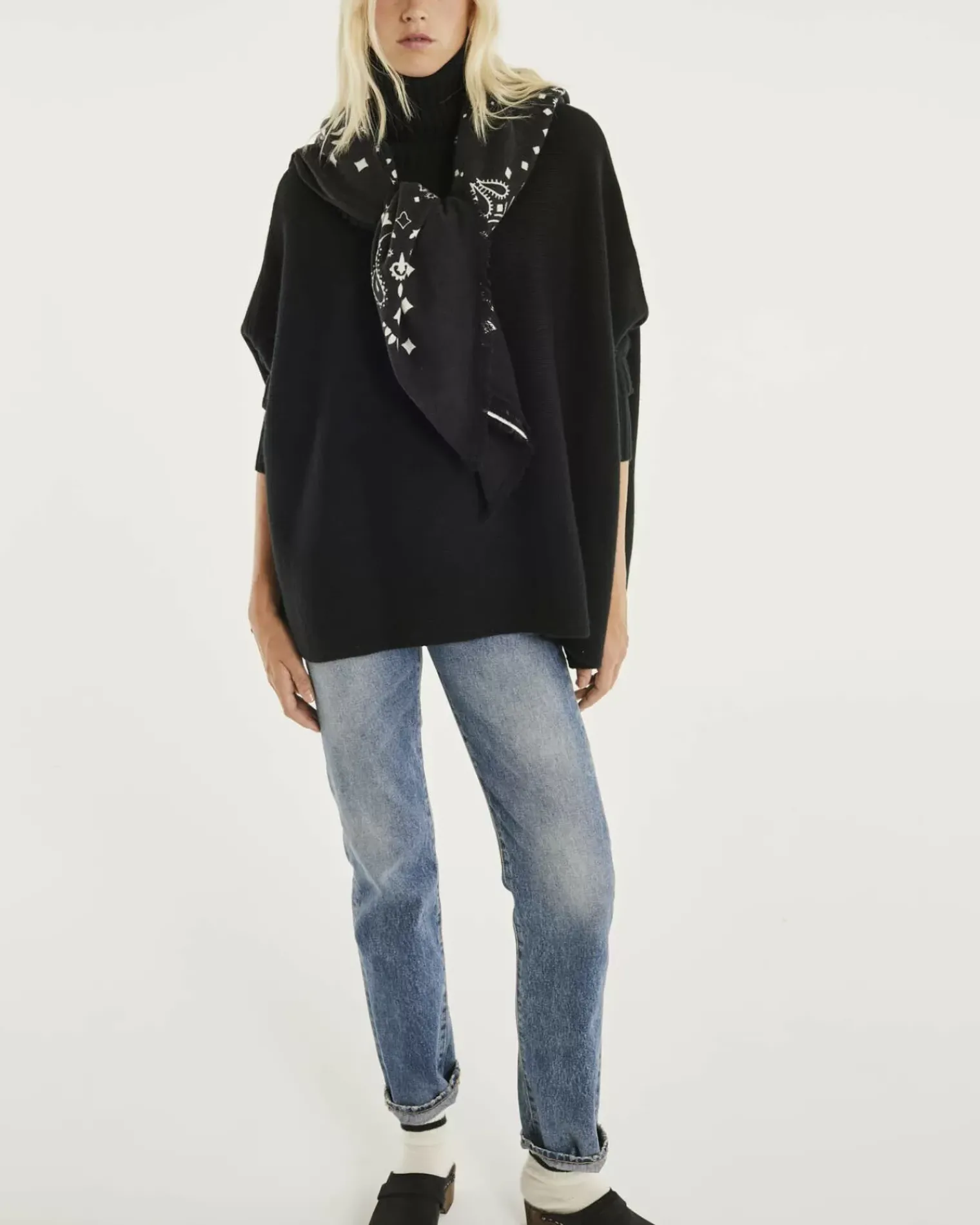 Kujten Capes & Ponchos>Oversized Turtleneck Cashmere Poncho Noir