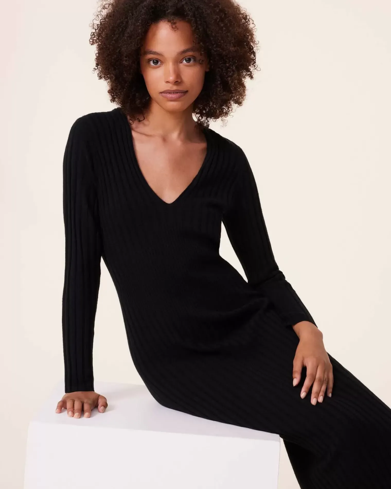 Kujten Dresses & Skirts>Ribbed V-Neck Cashmere Dress, 2-Threads Noir